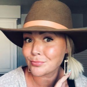 Meet your Posher, April